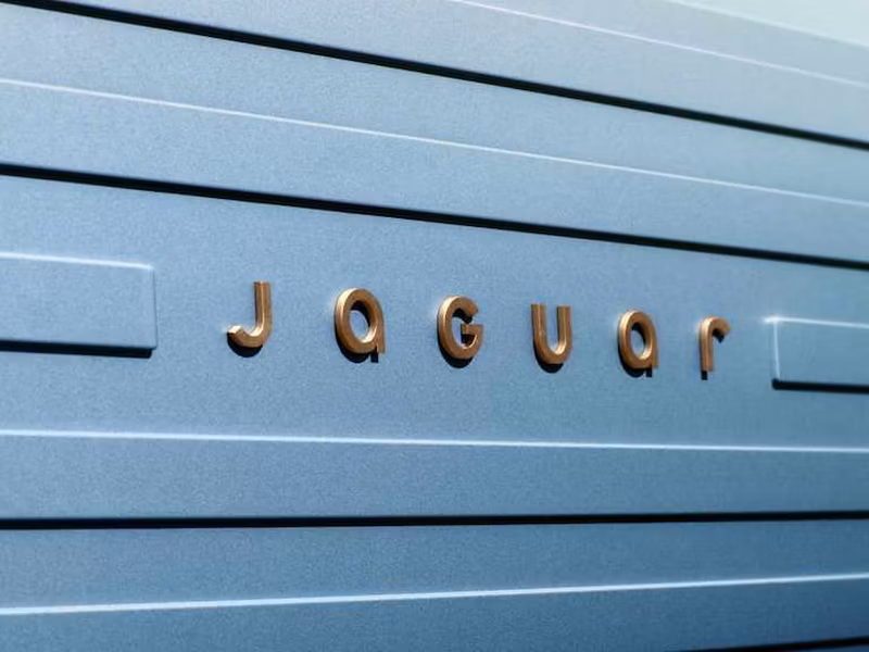 Por Que a Jaguar Está no Centro de um Rebranding Polêmico e o Que Isso Nos Ensina Sobre Estratégia de Marca